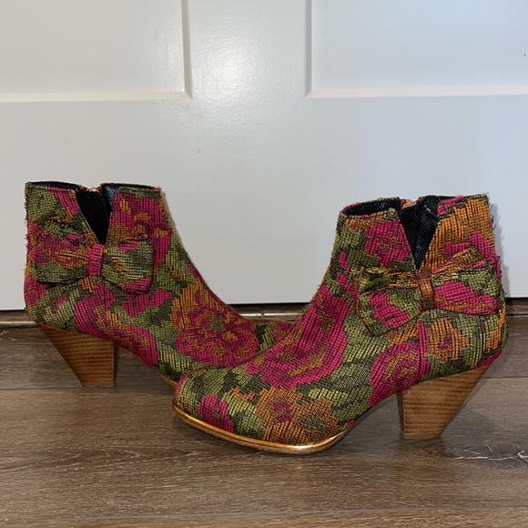 Maloles, size 38.5 (8 and run small), pink and green floral - Picture 3 of 6